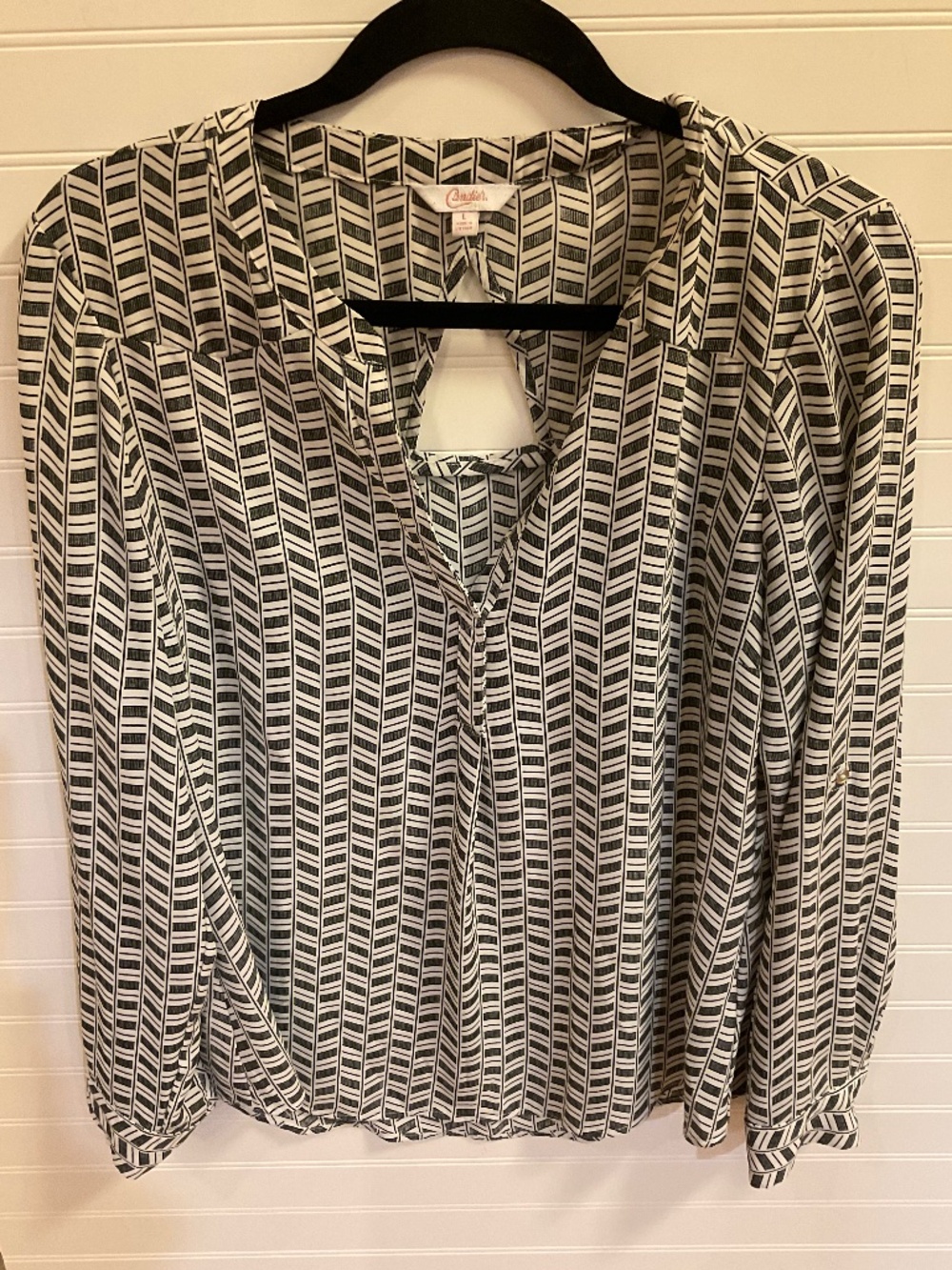 Candie’s Black Cream Geometric Print Long Sleeve Blouse Split Neck Large